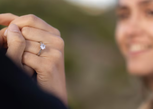Diamante na aliança de casamento: qual é o verdadeiro significado dessa pedra?