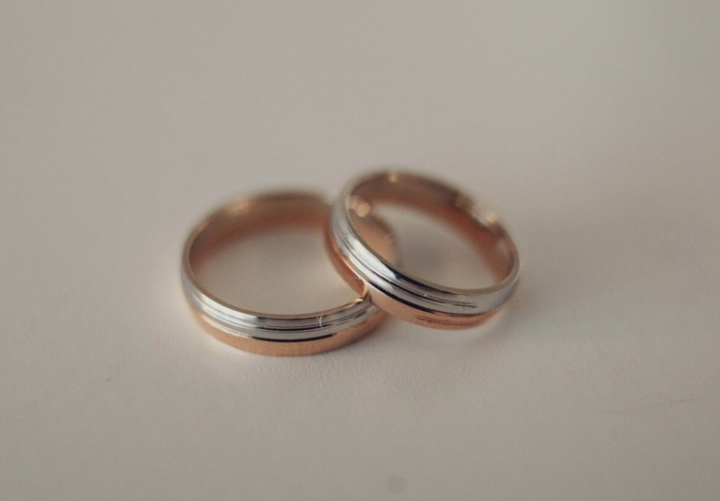 Anel de noivado em ouro branco combina com todos os estilos?