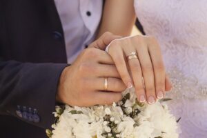Como escolher uma aliança de casamento moderna sem perder a tradição?