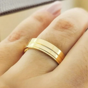 Aliança de ouro simples e lisa: por que o minimalismo nunca sai de moda?